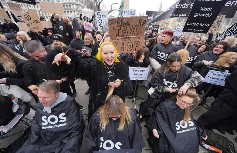 دیدنی های امروز؛ از جشن "پوریم" تا حملات آمریکا به یمن تظاهرات اعتراضی صنف آرایشگر انگلیس در لندن