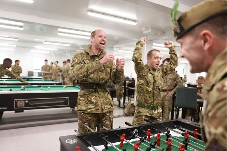 بازدید ولیعهد انگلیس از پایگاه نظامیان انگلیسی در استونی