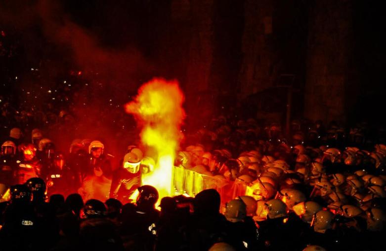 برخورد پلیس ترکیه با ماشین آبپاش و گاز اشک آور با تظاهرات 