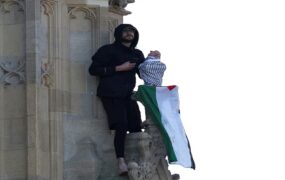 تصاویری از بالا رفتن یک جوان از برج ساعت لندن