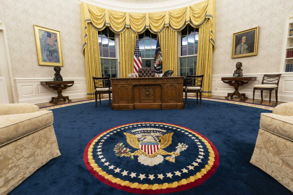 دفتر بیضی شکل ترامپ(Oval Office)