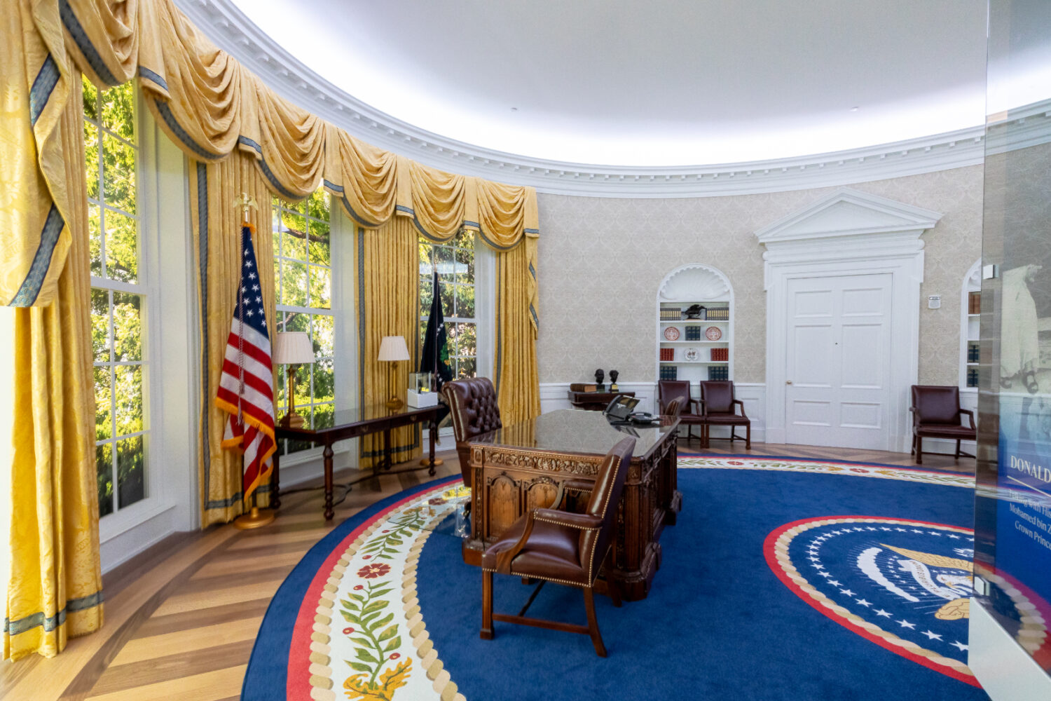 دفتر بیضی شکل ترامپ(Oval Office)