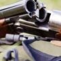کشتن برادر کوچک با اسلحه شکاری