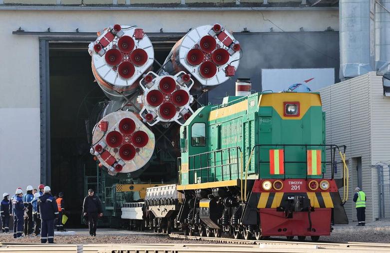 انتقال موشک فضاپیمای سایوز روسیه به سکوی پرتاب در پایگاه بایکونورقزاقستان