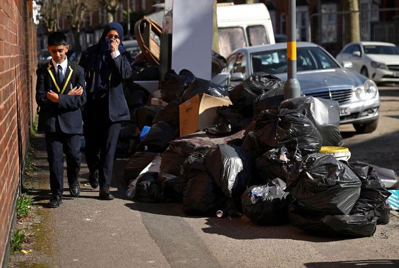 انباشت زباله در خیابان های شهر بیرمنگام انگلیس در اثر اعتصاب کارکنان شهرداری