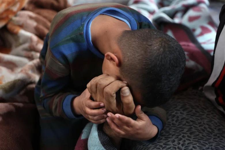 وداع فرزند فلسطینی با پیکر پدرش