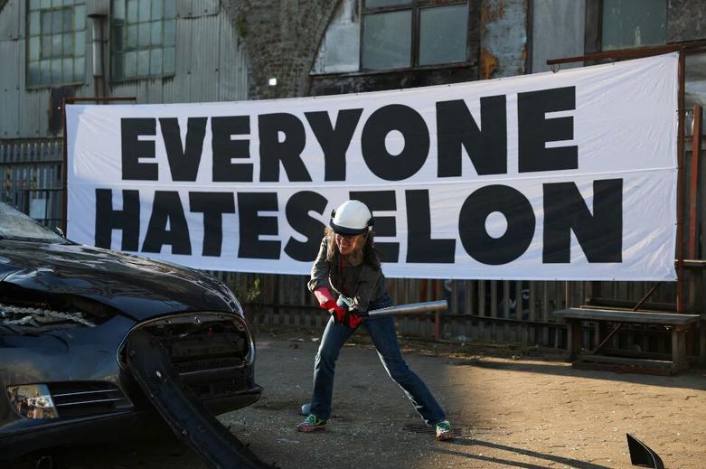 حمله به خودروهای تسلا در لندن