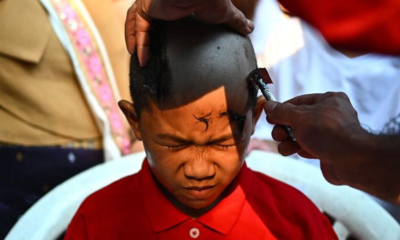 تراشیدن موی نوآموزان راهبی بودایی 