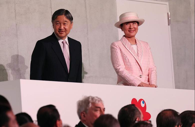 امپراتور ژاپن و همسرش در مراسم گشایش رسمی نمایشگاه 