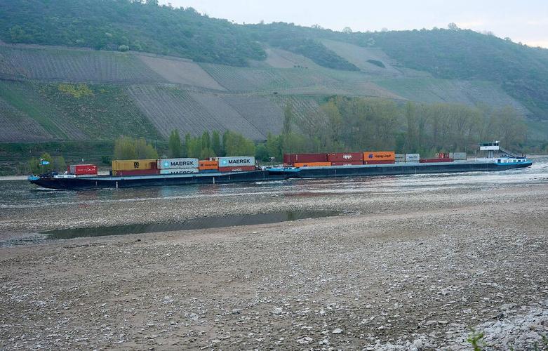 عبور یک کشتی باری از آب های کم عمق