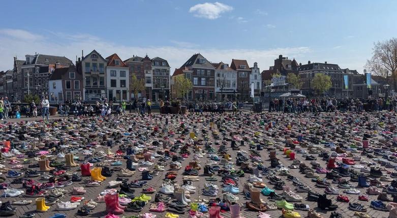 گذاشتن هزاران جفت کفش در میدانی در شهر " لِیدِن" هلند 