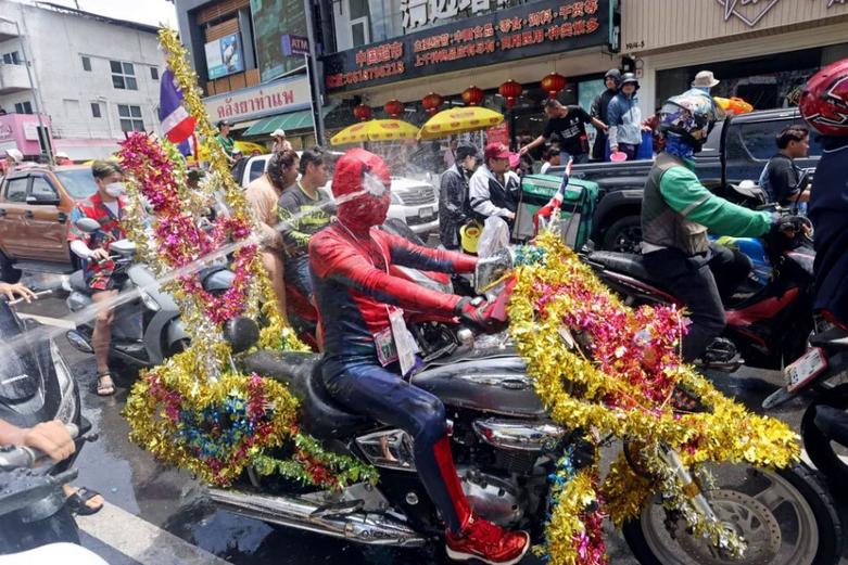 برگزاری آیین آبپاشی به همدیگر در جشنواره سال نو تایلندی