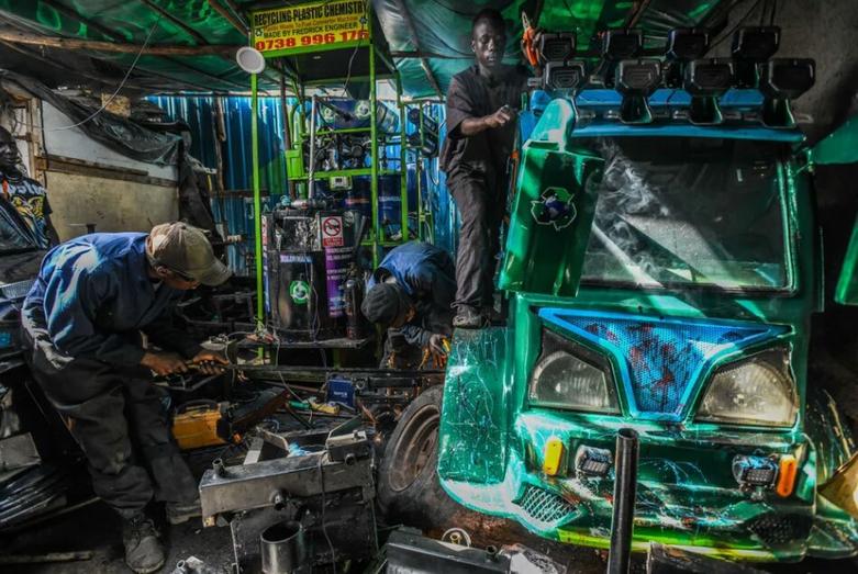 دیدنی های امروز؛ از سفر فضایی زنانه تا نمایشگاه تجاری اوساکا ژاپن گروهی از صنعتگران جوان کنیایی