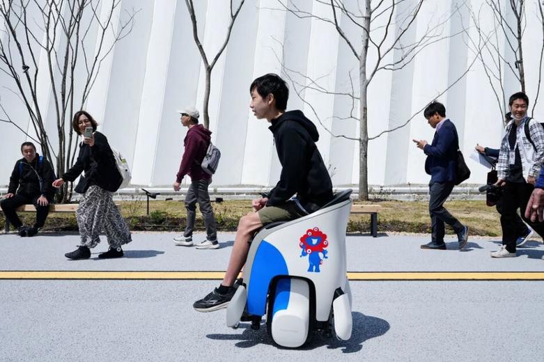 دیدنی های امروز؛ از سفر فضایی زنانه تا نمایشگاه تجاری اوساکا ژاپن یک دستگاه حرکتی برقی شرکت هوندا در نمایشگاه تجاری اوساکا