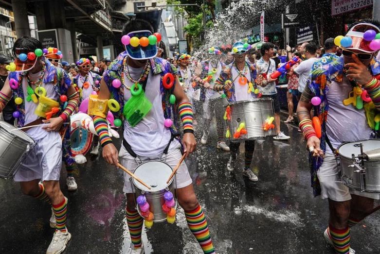 دیدنی های امروز؛ از سفر فضایی زنانه تا نمایشگاه تجاری اوساکا ژاپن جشنواره آبپاشی در بانکوک تایلند