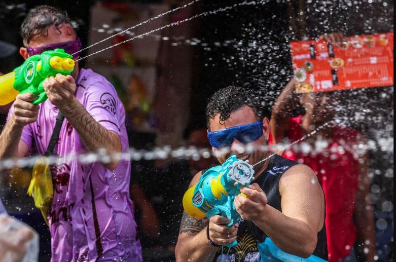 دیدنی های امروز؛ از سفر فضایی زنانه تا نمایشگاه تجاری اوساکا ژاپن جشنواره آبپاشی در بانکوک تایلند