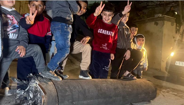 دیدنی های امروز؛ از سفر فضایی زنانه تا نمایشگاه تجاری اوساکا ژاپن عکس گرفتن کودکان فلسطینی با بوستر موشک بالستیک