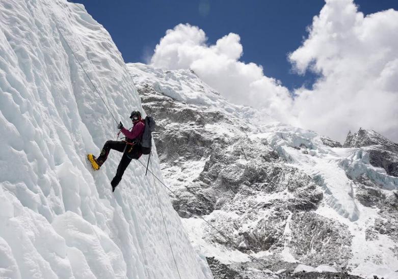 دیدنی های امروز؛ از اوضاع فاجعه بار غزه تا شهر زباله زده انگلیس یک کوهنورد در حال یخ نوردی