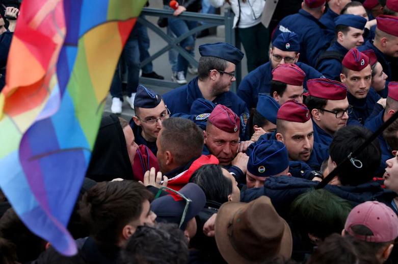 دیدنی های امروز؛ از اوضاع فاجعه بار غزه تا شهر زباله زده انگلیس دستگیری فعالان ضد قانون جدید ممنوعیت ترویج همجنسگرایی