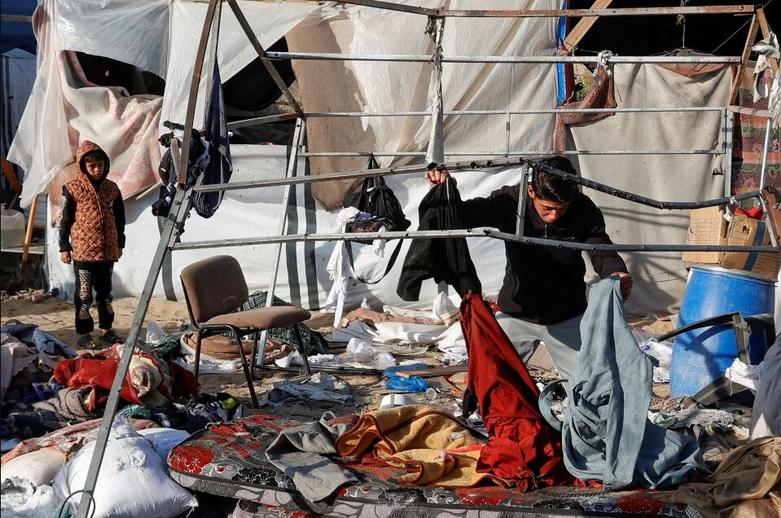 دیدنی های امروز؛ از اوضاع فاجعه بار غزه تا شهر زباله زده انگلیس بمباران چادرهای اسکان آوارگان فلسطینی