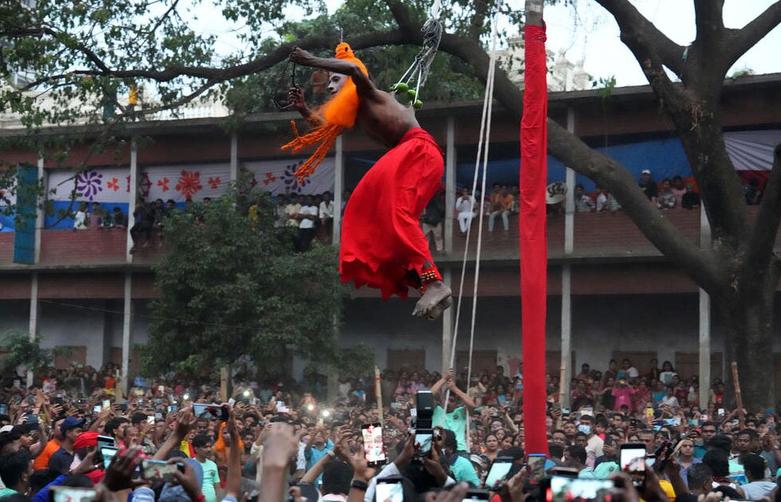 دیدنی های امروز؛ از اوضاع فاجعه بار غزه تا شهر زباله زده انگلیس اجرای یک نمایش آیینی هندوها