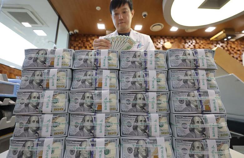 دیدنی های امروز؛ از اوضاع فاجعه بار غزه تا شهر زباله زده انگلیس یک کارمند در دفتر مرکزی بانک "هانا"