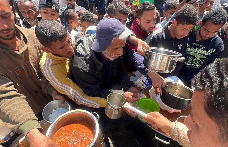 دیدنی های امروز؛ از اوضاع فاجعه بار غزه تا شهر زباله زده انگلیس توزیع غذا میان آوارگان