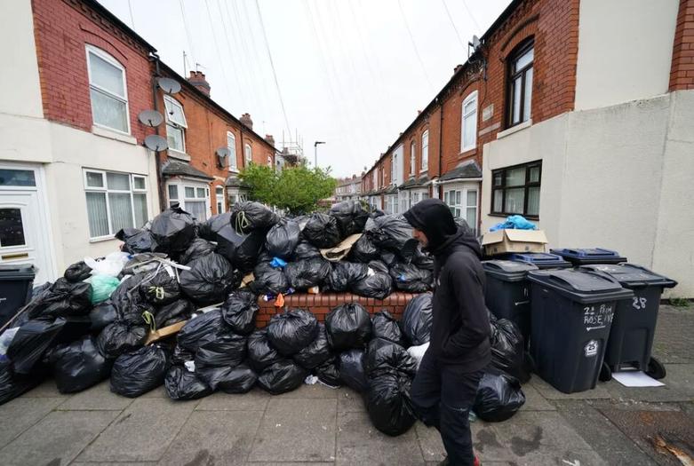دیدنی های امروز؛ از اوضاع فاجعه بار غزه تا شهر زباله زده انگلیس بحران یک ماهه تلمبار شدن زباله ها