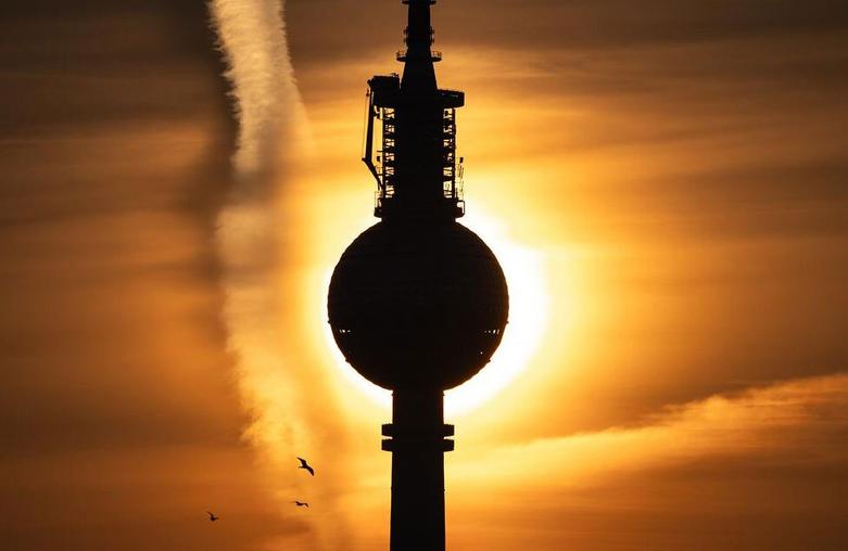 نمایی از غروب آفتاب از پشت برج تلویزیونی 