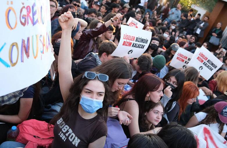 تظاهرات دانش آموزان دبیرستانی و دانشجویان در شهر آنکارا ترکیه