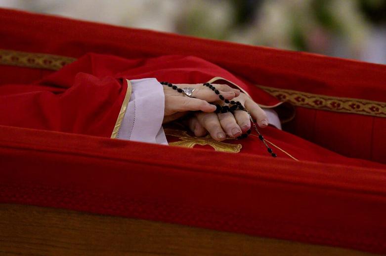 پیکر پاپ فرانسیس در تابوت