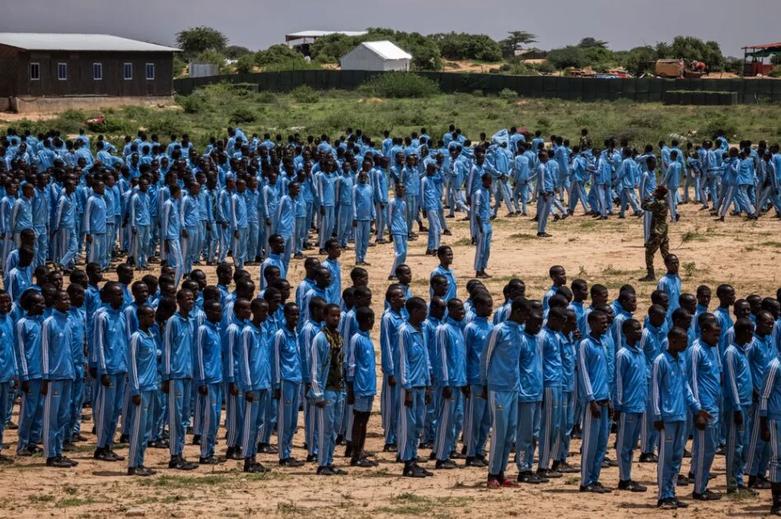 سربازان کارآموز ارتش ملی سومالی در اردوگاه آموزشی