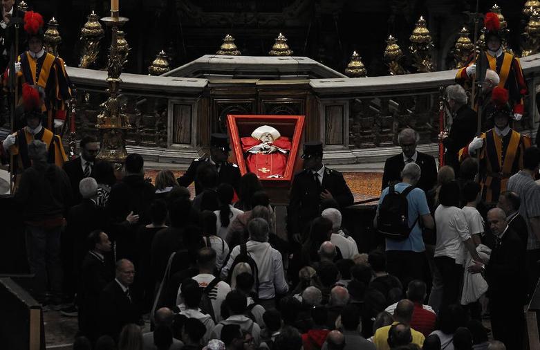 صف ادای احترام به پیکر پاپ فرانسیس