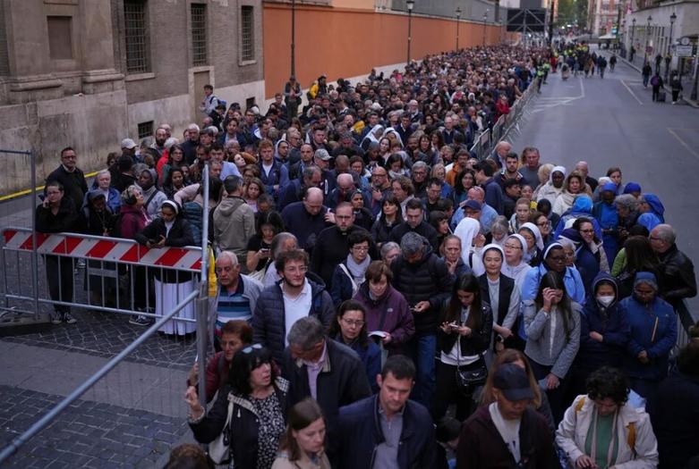 صف ادای احترام به پیکر پاپ فرانسیس