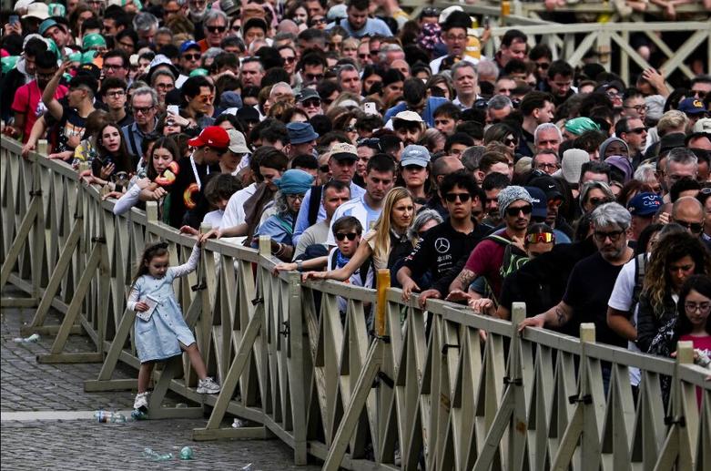 صف ادای احترام به پیکر پاپ فرانسیس