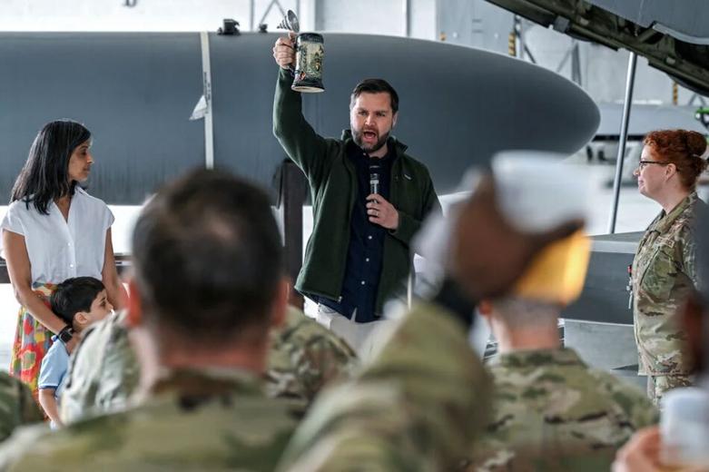 بازدید "جی دی ونس" معاون رئیس جمهوری آمریکا از پایگاه هوایی "رامشتاین"