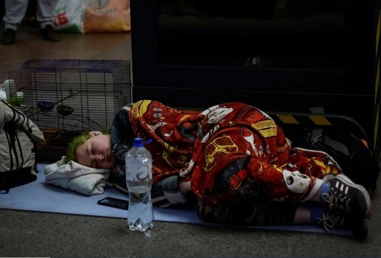 پناه گرفتن مردم در ایستگاه های مترو پایتخت اوکراین