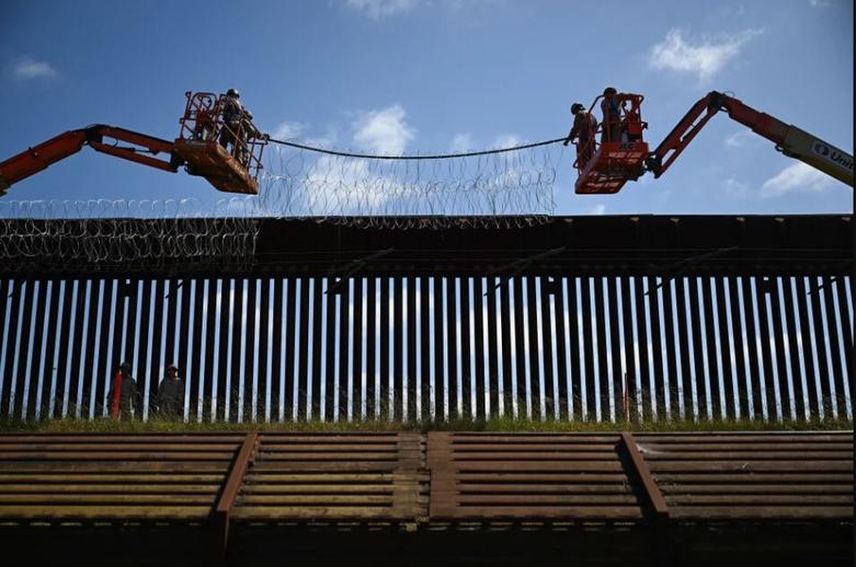 نیروهای ارتش آمریکا در حال نصب سیم خاردار 