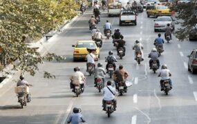 موتورسیکلت سواران پشت چراغ قرمز طرح ترافیک