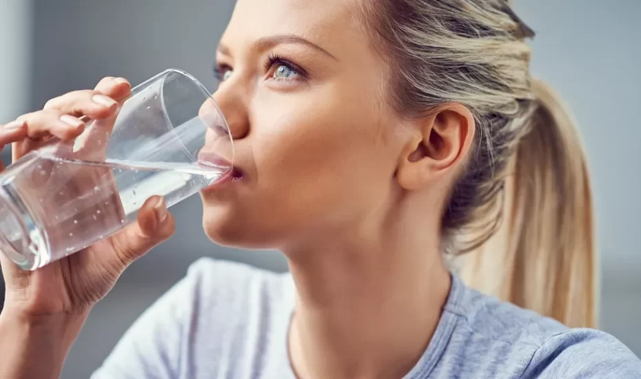 آیا جوشاندن آب واقعاً میتواند ما را از شر میکروپلاستیکها نجات دهد؟ اهمیت جوشاندن اب