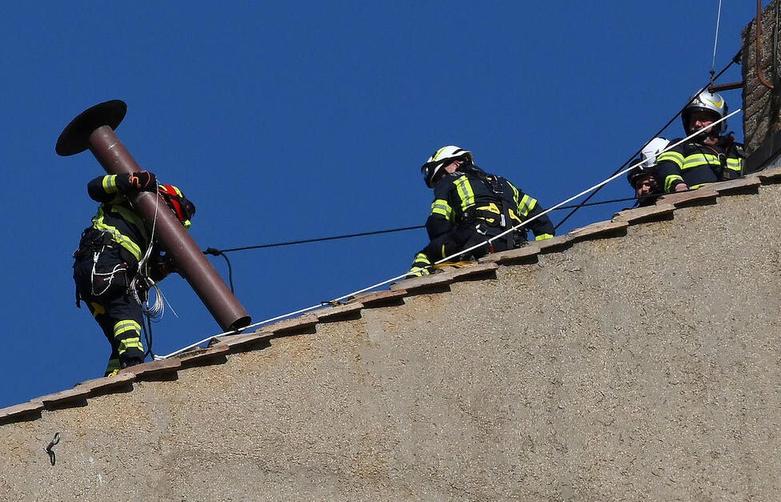 آتش نشانان دودکشی در سقف کلیسای "سیستین" در واتیکان