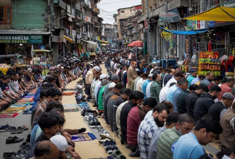 نماز جمعه در شهر سرینگر