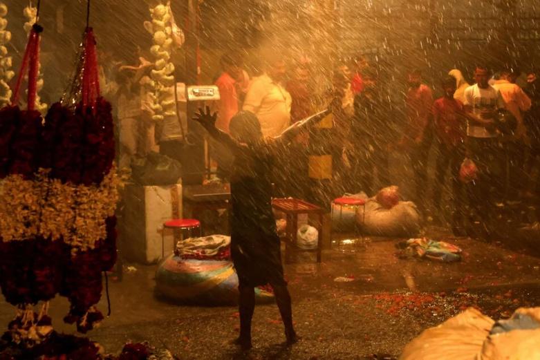 بارش باران بهاری در شهر دهلی هند