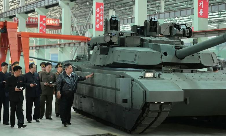بازدید رهبر کره شمالی از کارخانه تولید تانک 