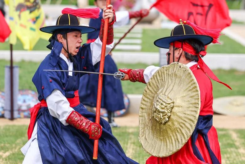 افرادی با لباس های نظامی سنتی کره در شهر سئول 