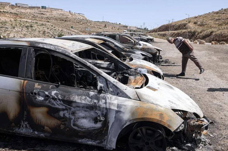 آتش زدن 17 خودروی فلسطینی