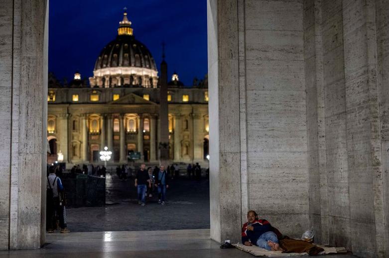 کارتن خواب در ورودی کلیسای جامع "سنت پیتر"
