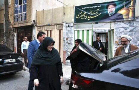 دیدار سخنگوی دولت با خانواده شهید رئیسی