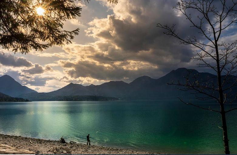 ماهیگیری عصرگاهی در دریاچه