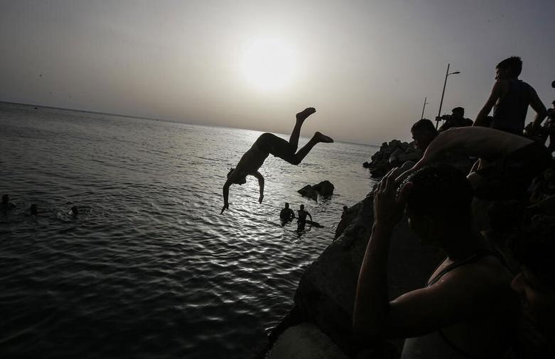 آب تنی جوانان فلسطینی در ساحل نوار غزه